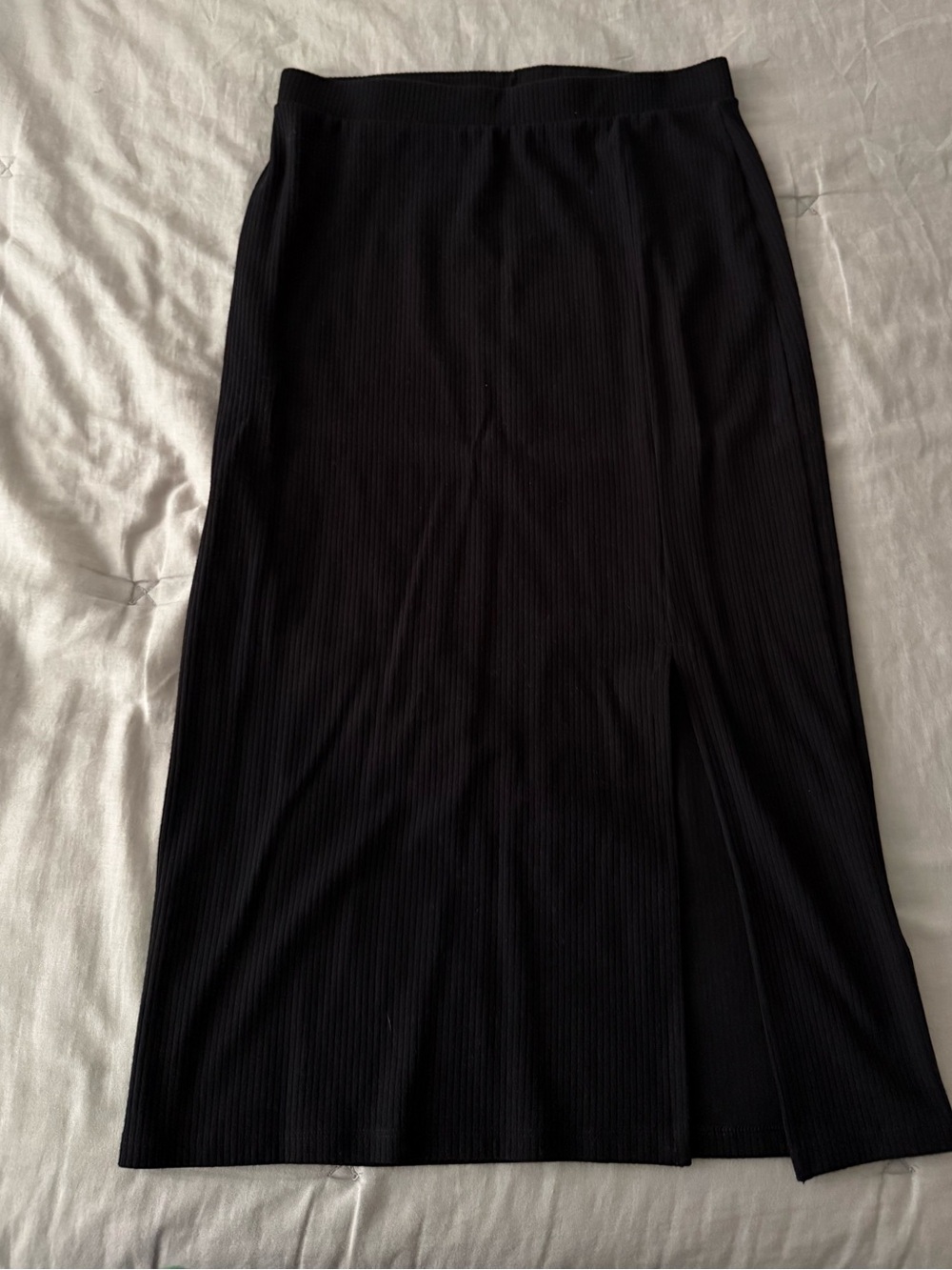 Ribbed black skirt with slit